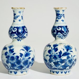 Une paire de vases double gourde en faïence de Delft bleu et blanc, début du 18ème — photo 4