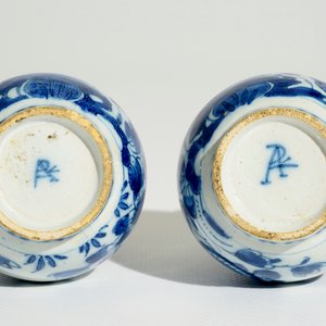 Une paire de vases double gourde en faïence de Delft bleu et blanc, début du 18ème — photo 5