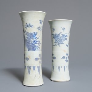 Une paire de vases du Hatcher cargo en porcelaine de Chine bleu et blanc, époque Transition — photo 1