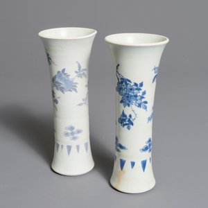 Une paire de vases du Hatcher cargo en porcelaine de Chine bleu et blanc, époque Transition — photo 7