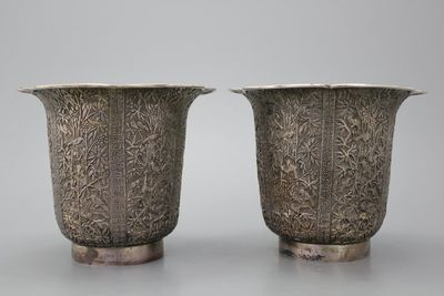 Une paire de vases en argent, Singapour ou Cambodge, vers 1900