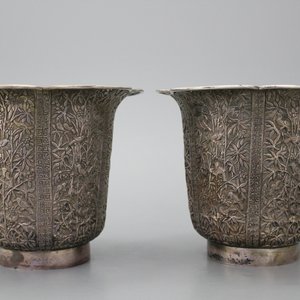 Une paire de vases en argent, Singapour ou Cambodge, vers 1900 — photo 1
