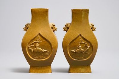 Une paire de vases en biscuit émaillé jaune, Chine, marque Wang Bing Rong Zuo, 19ème