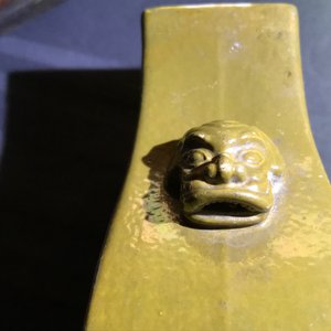 Une paire de vases en biscuit émaillé jaune, Chine, marque Wang Bing Rong Zuo, 19ème — photo 15