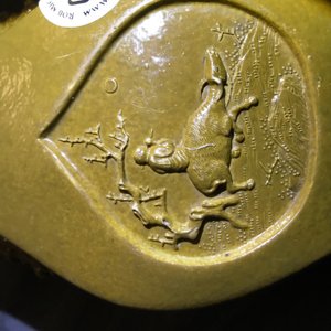 Une paire de vases en biscuit émaillé jaune, Chine, marque Wang Bing Rong Zuo, 19ème — photo 17