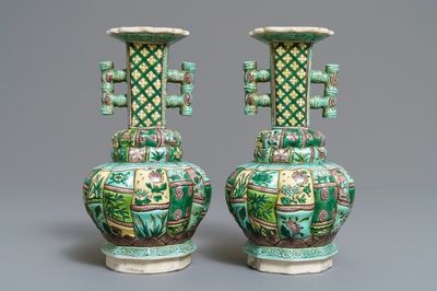 Une paire de vases en biscuit émaillé vert, Kangxi