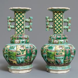 Une paire de vases en biscuit émaillé vert, Kangxi — photo 1