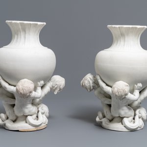 Une paire de vases en biscuit figurant des jeunes tritons, Saint-Amand ou Tournai, 18ème — photo 3