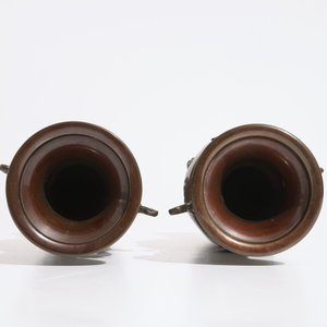 Une paire de vases en bronze à décor en relief, Japon, Meiji, 19ème — photo 6