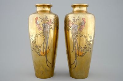 Une paire de vases en bronze doré et gravé à décor de coqs, signés, Japon, Meiji, 19/20ème