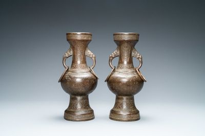 Une paire de vases en bronze, Yuan
