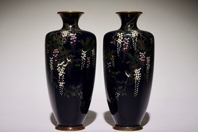 Une paire de vases en cloisonné, Japon, Meiji, 19ème