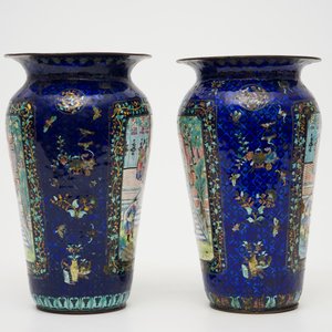Une paire de vases en émail de Canton au fond bleu, 19ème — photo 2