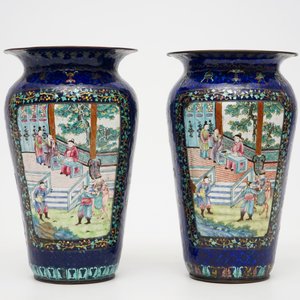 Une paire de vases en émail de Canton au fond bleu, 19ème — photo 3