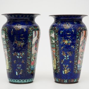 Une paire de vases en émail de Canton au fond bleu, 19ème — photo 4