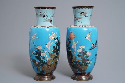 Une paire de vases en émaux cloisonnés à fond bleu léger, Japon, Meiji, 19ème