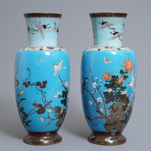 Une paire de vases en émaux cloisonnés à fond bleu léger, Japon, Meiji, 19ème — photo 2