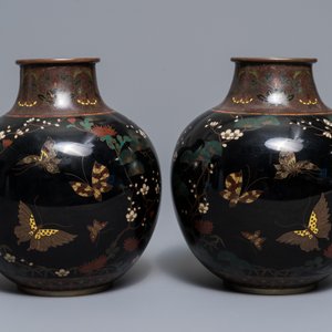 Une paire de vases en émaux cloisonnés aux décors de papillons, Japon, Meiji, 19ème — photo 2