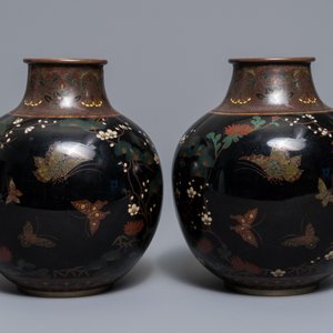 Une paire de vases en émaux cloisonnés aux décors de papillons, Japon, Meiji, 19ème — photo 4