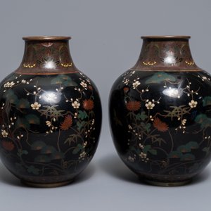 Une paire de vases en émaux cloisonnés aux décors de papillons, Japon, Meiji, 19ème — photo 5