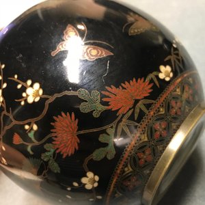 Une paire de vases en émaux cloisonnés aux décors de papillons, Japon, Meiji, 19ème — photo 10