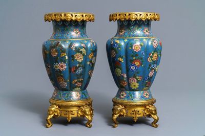 Une paire de vases en émaux cloisonnés aux montures en bronze doré, Chine, 19ème