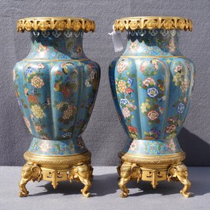 Une paire de vases en émaux cloisonnés aux montures en bronze doré, Chine, 19ème — photo 12