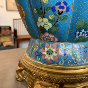 Une paire de vases en émaux cloisonnés aux montures en bronze doré, Chine, 19ème — photo 18