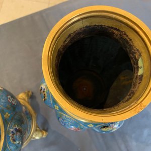 Une paire de vases en émaux cloisonnés aux montures en bronze doré, Chine, 19ème — photo 19