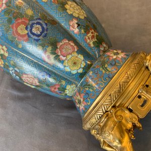 Une paire de vases en émaux cloisonnés aux montures en bronze doré, Chine, 19ème — photo 22