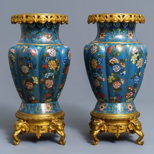Une paire de vases en émaux cloisonnés aux montures en bronze doré, Chine, 19ème — photo 4