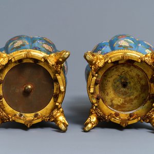 Une paire de vases en émaux cloisonnés aux montures en bronze doré, Chine, 19ème — photo 6
