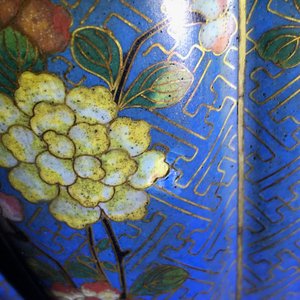 Une paire de vases en émaux cloisonnés aux montures en bronze doré, Chine, 19ème — photo 10