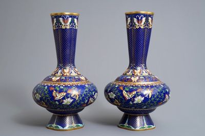 Une paire de vases en émaux cloisonnés, Chine, vers 1900