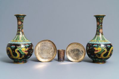 Une paire de vases en émaux cloisonnés et deux coupes et une tasse en argent, Chine, 19/20ème