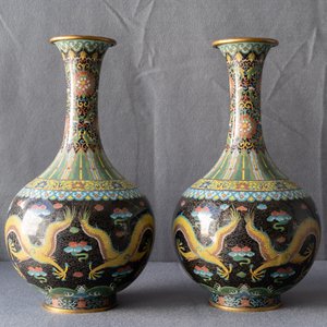 Une paire de vases en émaux cloisonnés et deux coupes et une tasse en argent, Chine, 19/20ème — photo 11