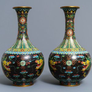 Une paire de vases en émaux cloisonnés et deux coupes et une tasse en argent, Chine, 19/20ème — photo 4