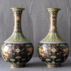 Une paire de vases en émaux cloisonnés et deux coupes et une tasse en argent, Chine, 19/20ème — photo 10