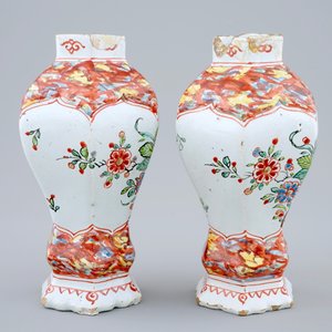Une paire de vases en faïence de Delft au décor petit feu, 18ème — photo 2