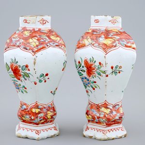 Une paire de vases en faïence de Delft au décor petit feu, 18ème — photo 4
