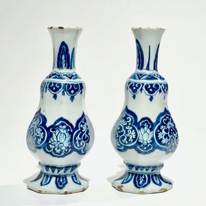 Une paire de vases en faïence de Delft bleu et blanc, 17ème — photo 5