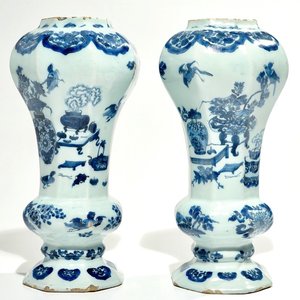 Une paire de vases en faïence de Delft bleu et blanc à décor chinoiserie, 2ème moitié du 17ème — photo 1