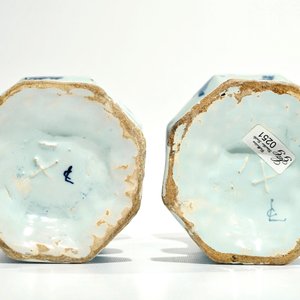 Une paire de vases en faïence de Delft bleu et blanc à décor chinoiserie, 2ème moitié du 17ème — photo 6
