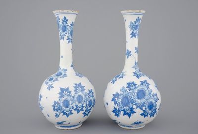 Une paire de vases en faïence de Delft de forme bouteille, 17ème