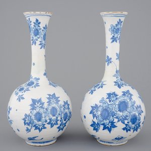 Une paire de vases en faïence de Delft de forme bouteille, 17ème — photo 1