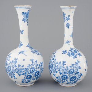 Une paire de vases en faïence de Delft de forme bouteille, 17ème — photo 2