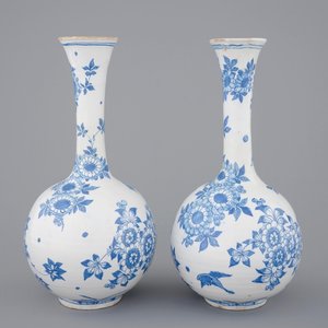 Une paire de vases en faïence de Delft de forme bouteille, 17ème — photo 3