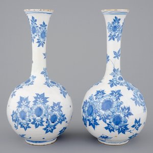 Une paire de vases en faïence de Delft de forme bouteille, 17ème — photo 4