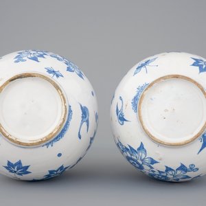 Une paire de vases en faïence de Delft de forme bouteille, 17ème — photo 5