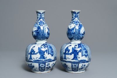 Une paire de vases en faïence de Delft en bleu et blanc à décor de chinoiserie, 18ème